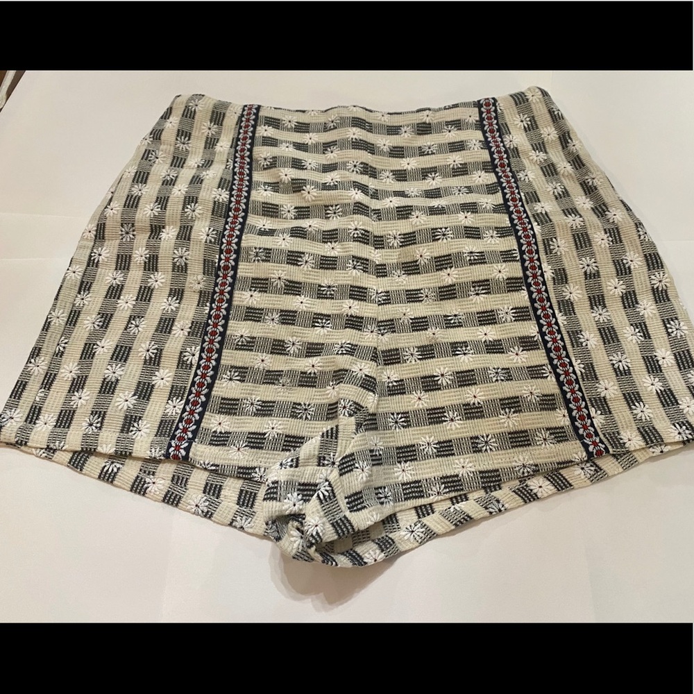 DAISY-CHAIN Embroidered Shorts